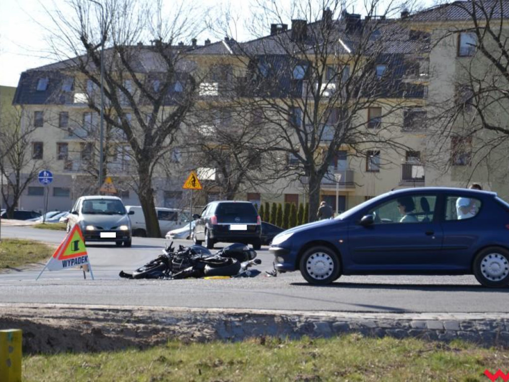 Peugeot zderzył się z motocyklem. Sprawca wypadku ukarany mandatem