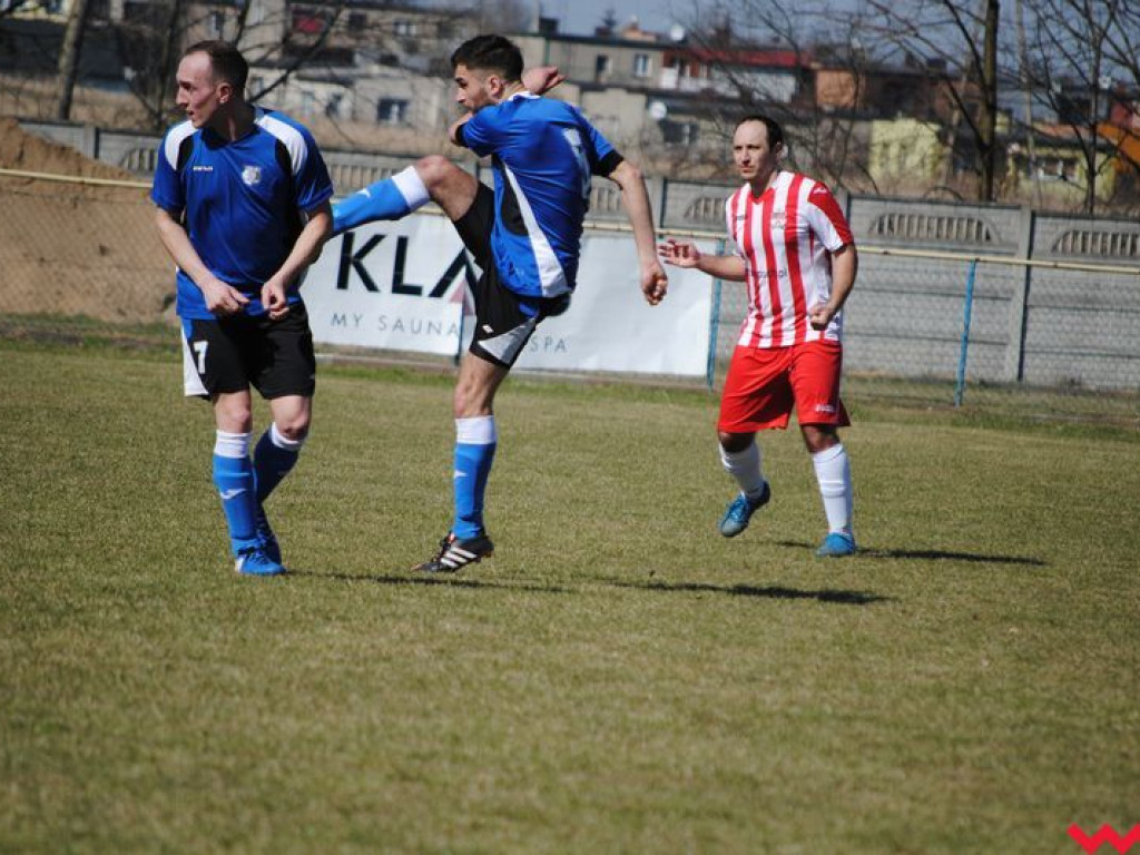 Pojedynek w blasku czerwieni. Orlik remisuje w meczu na szczycie z LKS Ślesin (galeria)