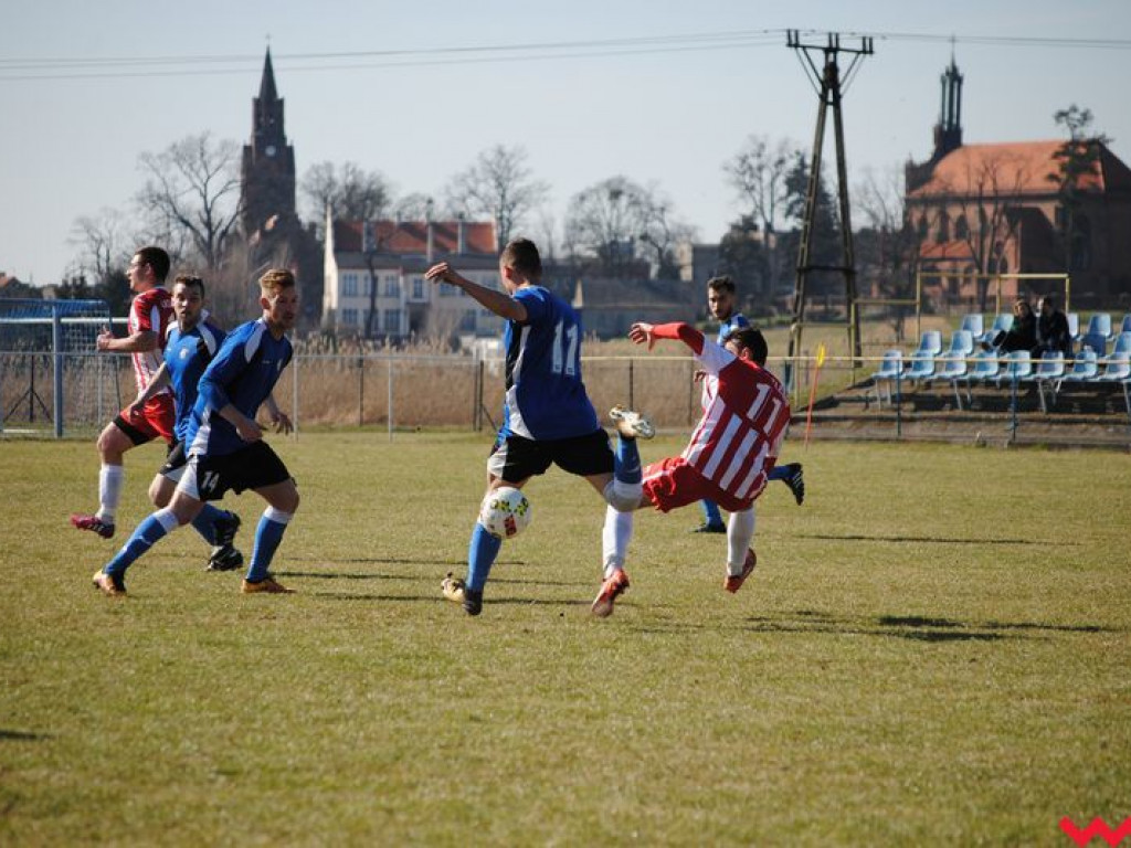 Pojedynek w blasku czerwieni. Orlik remisuje w meczu na szczycie z LKS Ślesin (galeria)
