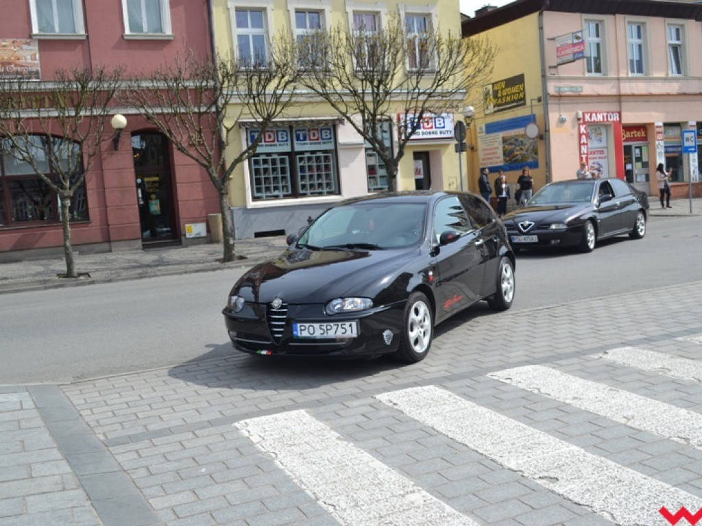 Z włoskim szykiem na wrzesińskim rynku. Alfiści z Wielkopolski rozpoczęli sezon