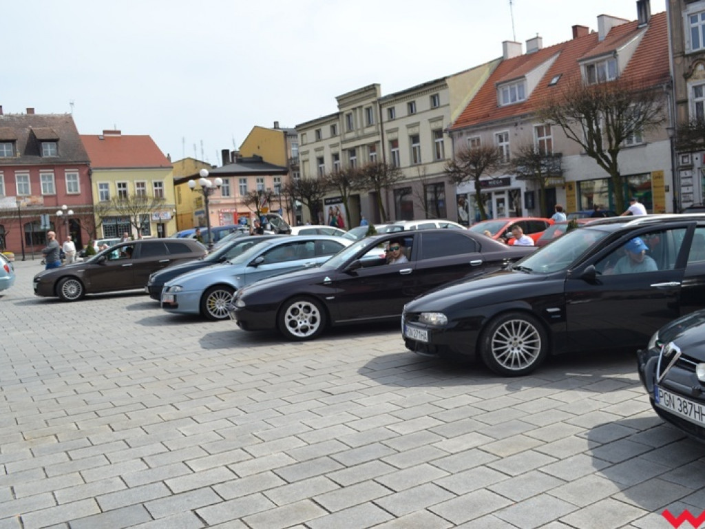 Z włoskim szykiem na wrzesińskim rynku. Alfiści z Wielkopolski rozpoczęli sezon