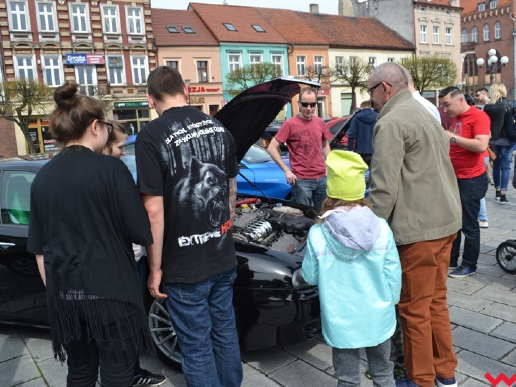 Z włoskim szykiem na wrzesińskim rynku. Alfiści z Wielkopolski rozpoczęli sezon