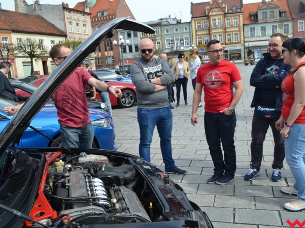 Z włoskim szykiem na wrzesińskim rynku. Alfiści z Wielkopolski rozpoczęli sezon