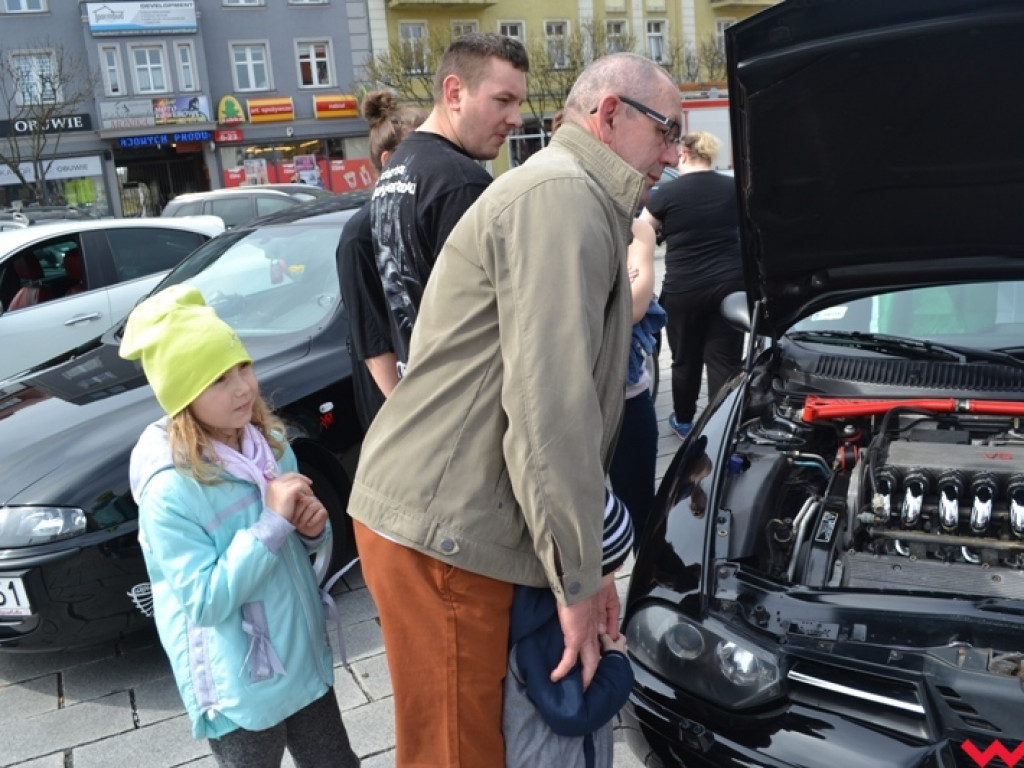 Z włoskim szykiem na wrzesińskim rynku. Alfiści z Wielkopolski rozpoczęli sezon