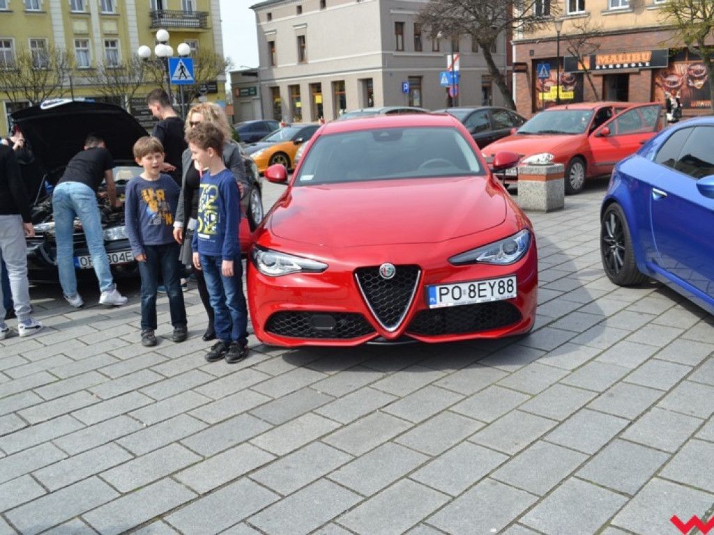 Z włoskim szykiem na wrzesińskim rynku. Alfiści z Wielkopolski rozpoczęli sezon