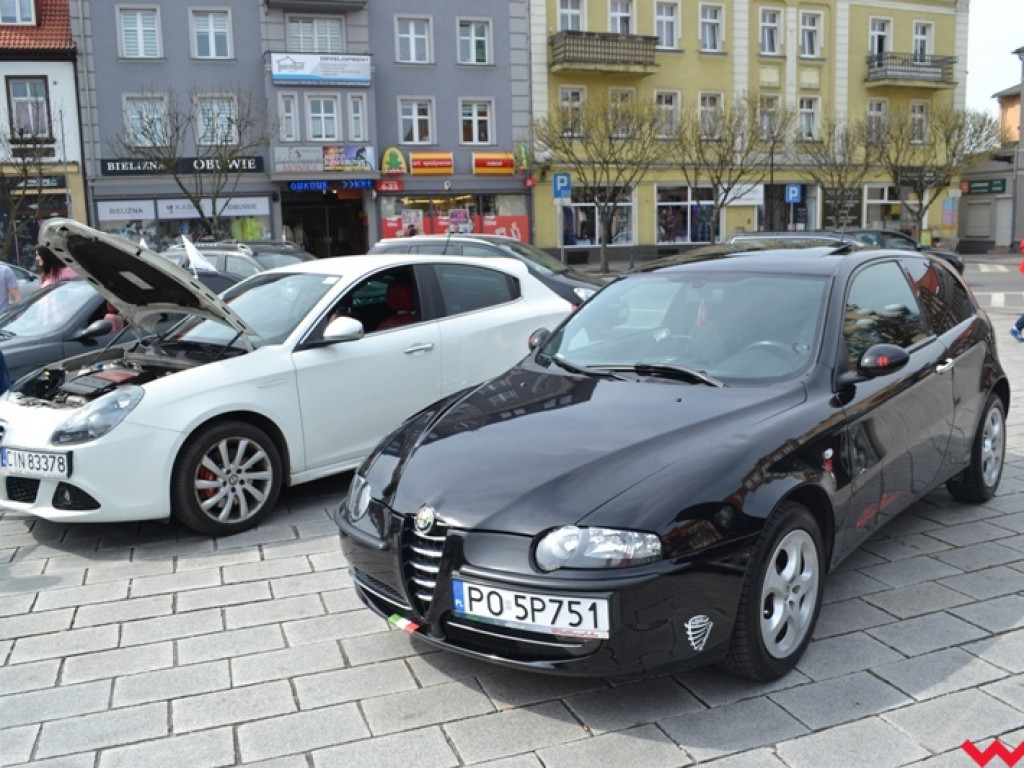 Z włoskim szykiem na wrzesińskim rynku. Alfiści z Wielkopolski rozpoczęli sezon