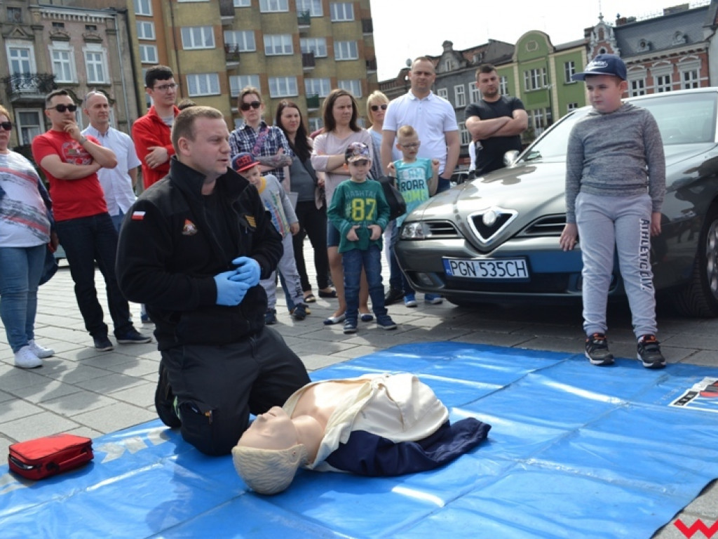 Z włoskim szykiem na wrzesińskim rynku. Alfiści z Wielkopolski rozpoczęli sezon