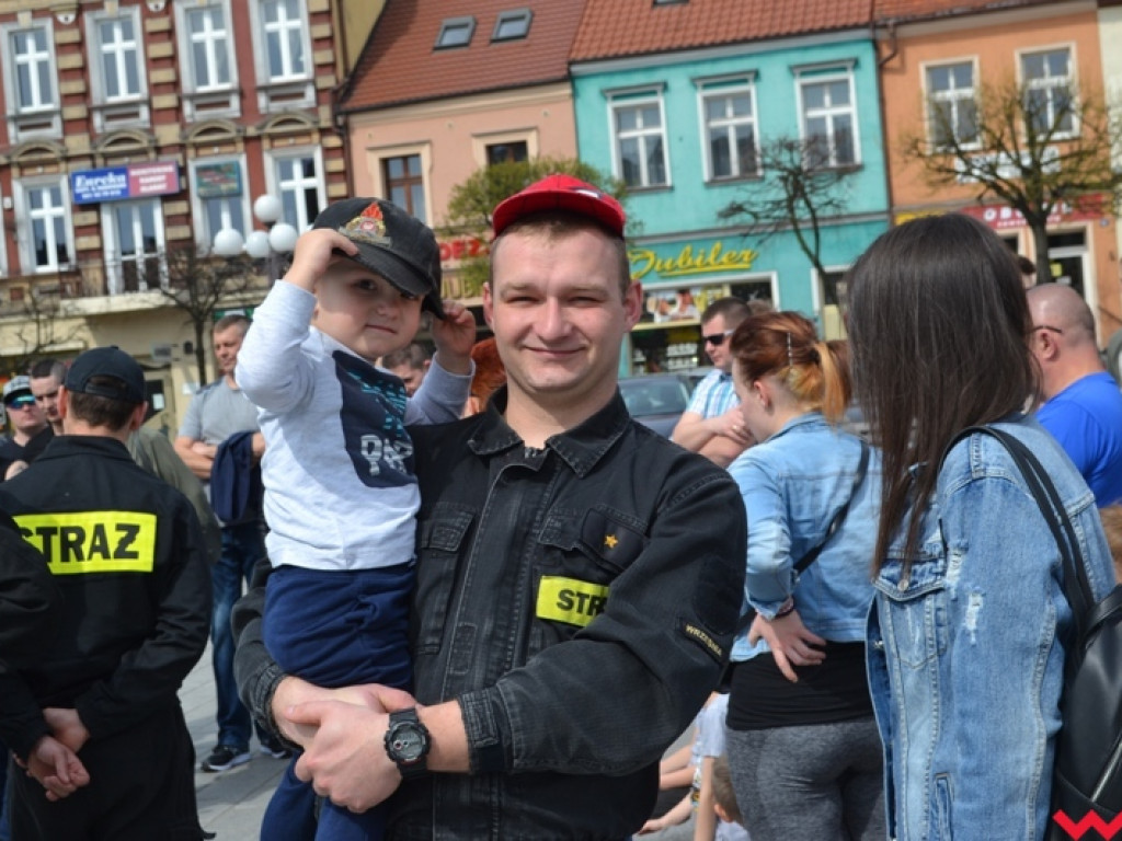 Z włoskim szykiem na wrzesińskim rynku. Alfiści z Wielkopolski rozpoczęli sezon