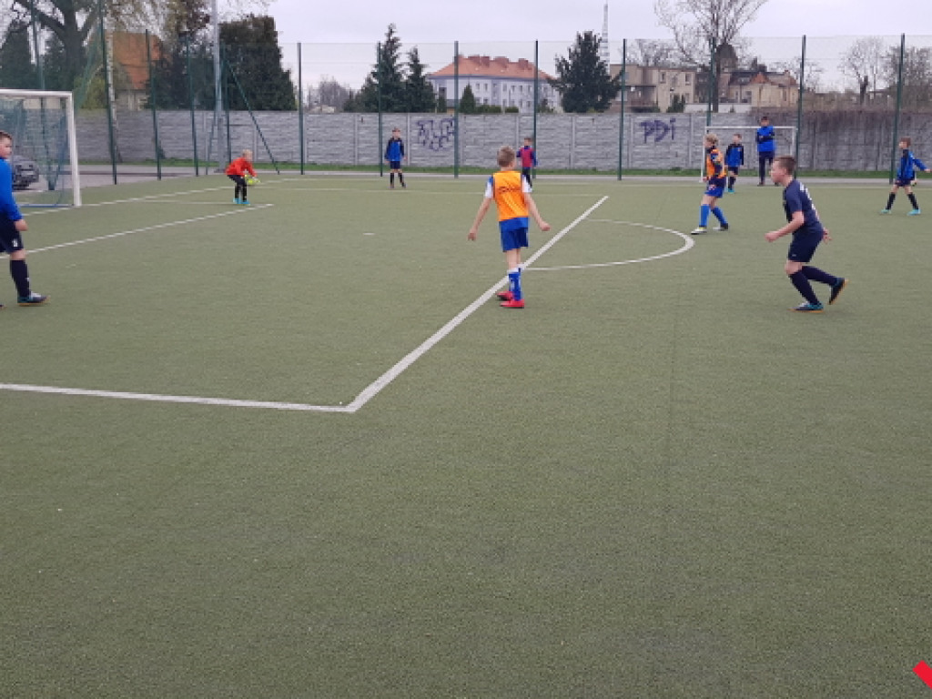 Liga Ekstrafox wznowiła rozgrywki. Młodzi adepci z całego regionu grali na Orliku SSP1