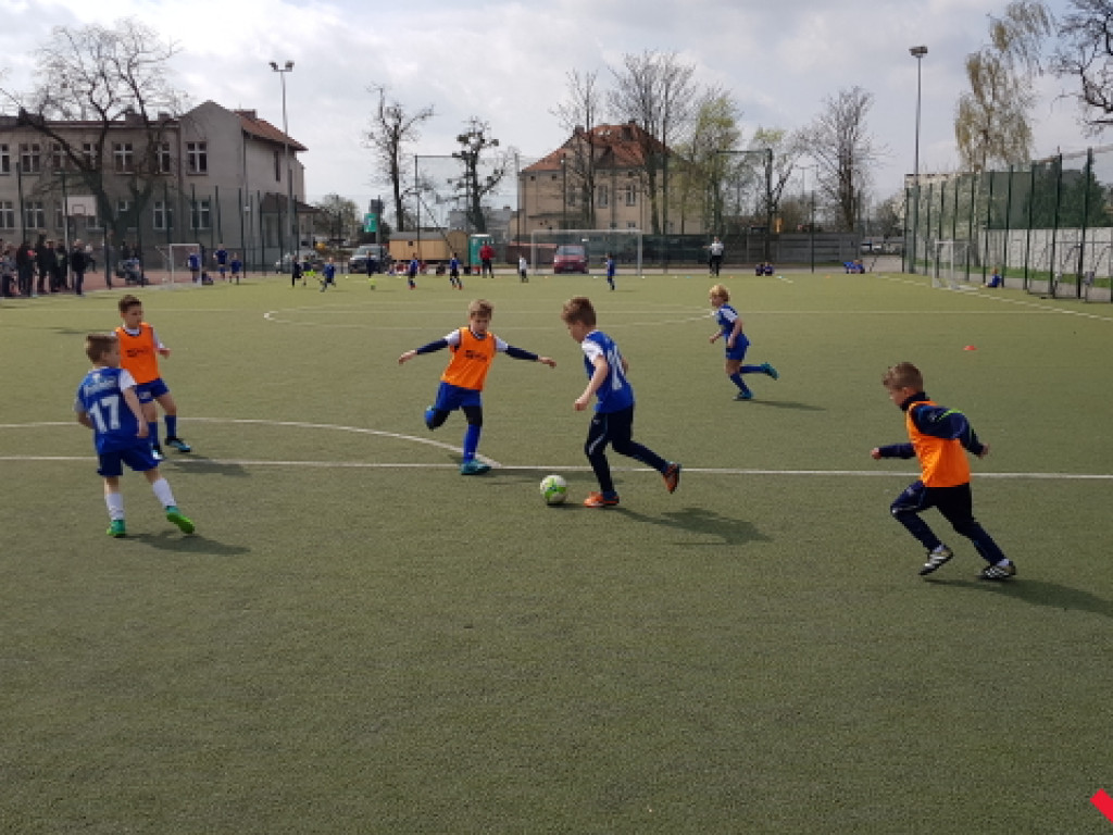 Liga Ekstrafox wznowiła rozgrywki. Młodzi adepci z całego regionu grali na Orliku SSP1