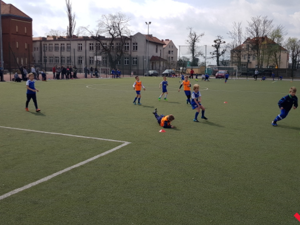 Liga Ekstrafox wznowiła rozgrywki. Młodzi adepci z całego regionu grali na Orliku SSP1
