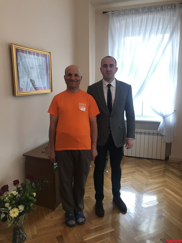 Niespodziewana wizyta Tomasza Pawłowskiego zwanego „Tomkiem Wędrowniczkiem” w pyzdrskim urzędzie