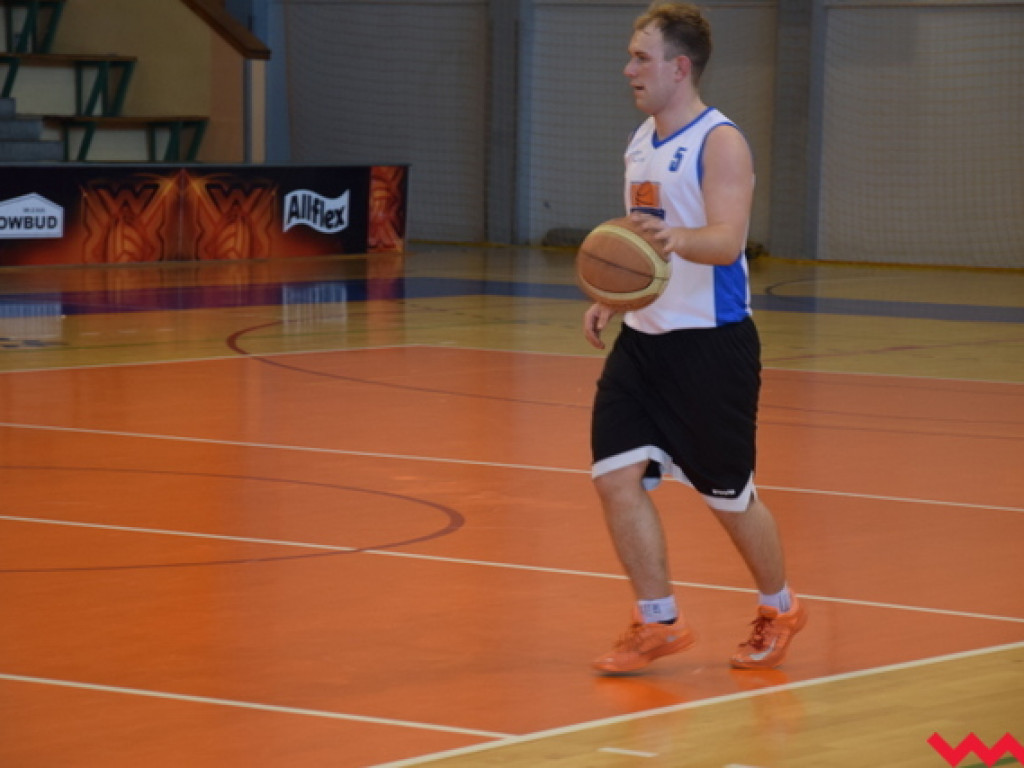 Udany start Rekreacyjnej Ligi Koszykówki. Zacięte spotkania na wysokim poziomie
