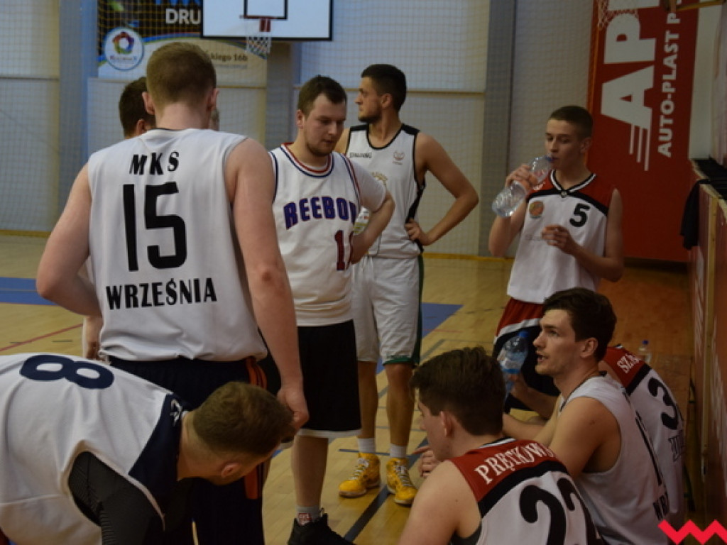 Udany start Rekreacyjnej Ligi Koszykówki. Zacięte spotkania na wysokim poziomie