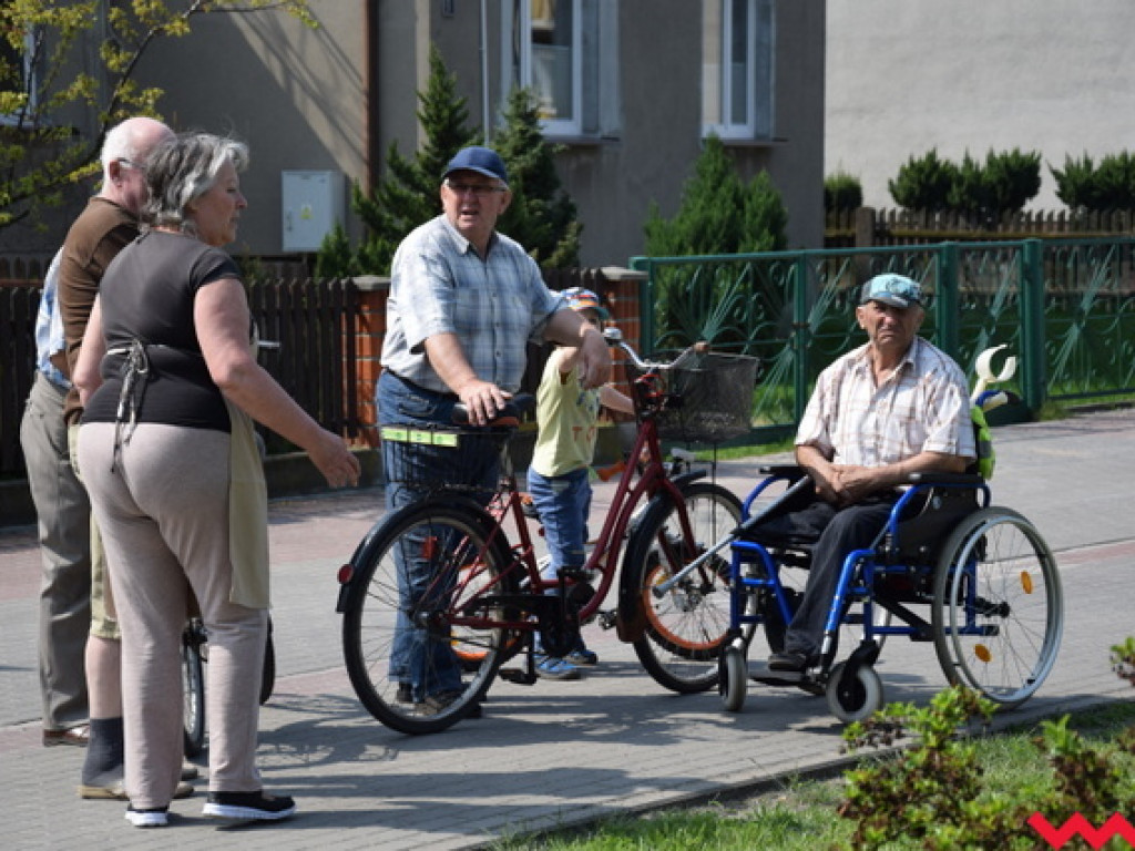 Mieszkańcy posadzili ponad setkę nowych drzewek na ulicach Orzechowa