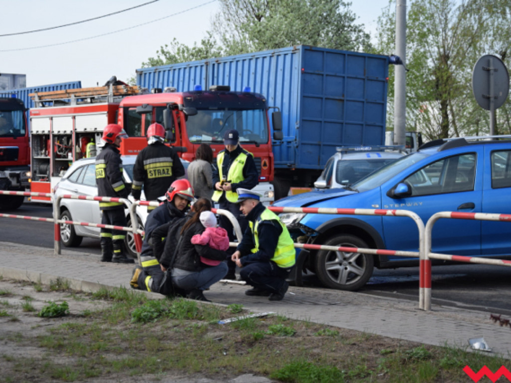 Kolizja na ulicy Kolejowej we Wrześni. W środku auta matka i małe dziecko