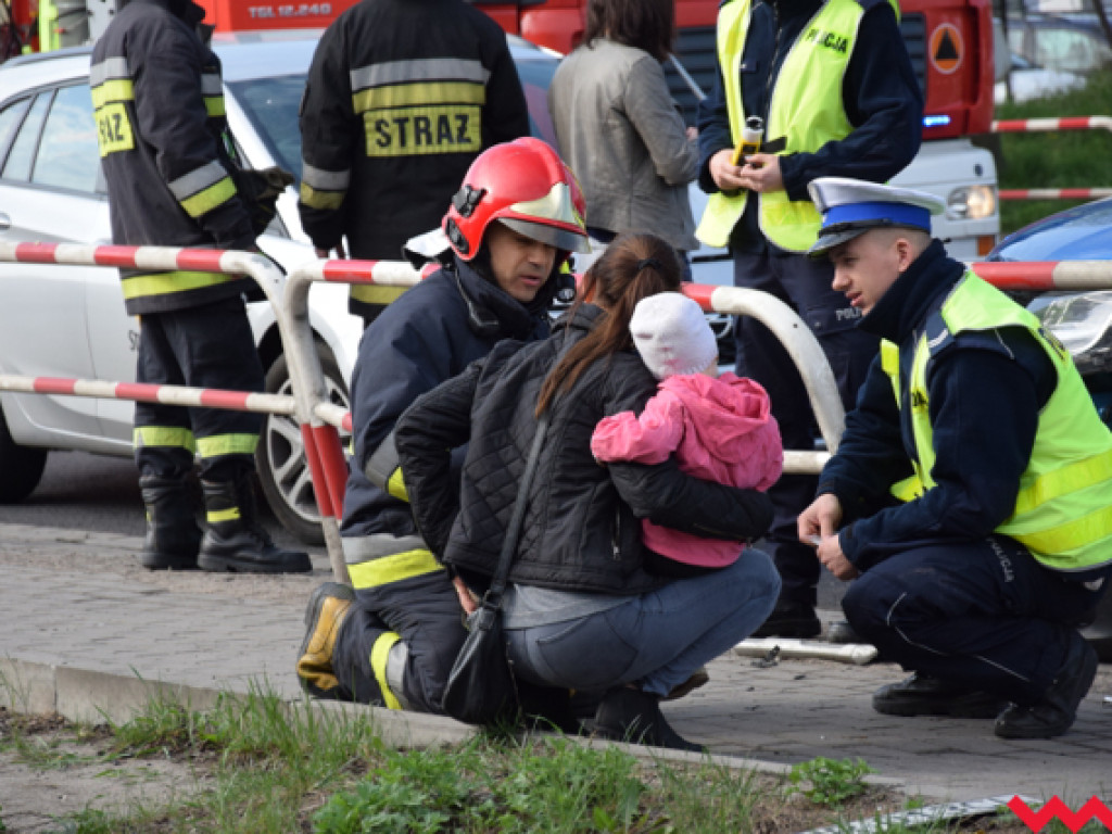 Kolizja na ulicy Kolejowej we Wrześni. W środku auta matka i małe dziecko