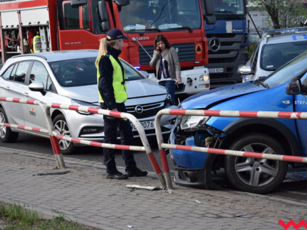 Kolizja na ulicy Kolejowej we Wrześni. W środku auta matka i małe dziecko