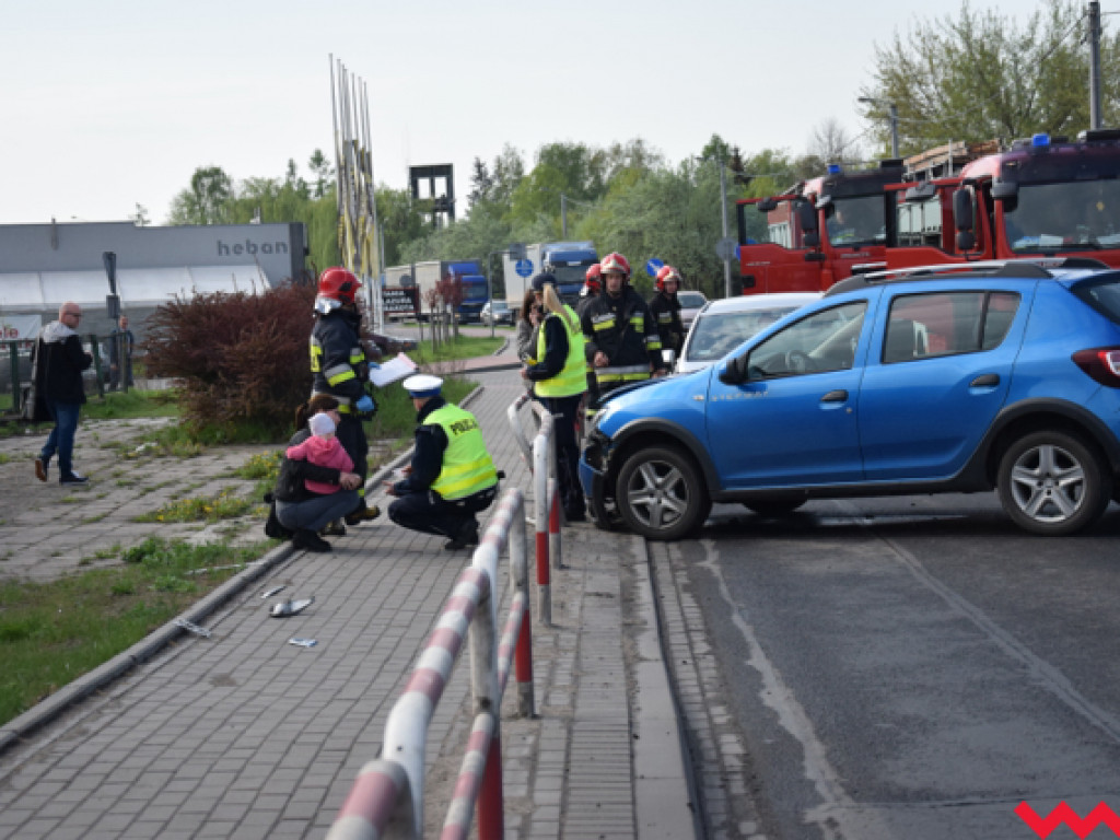 Kolizja na ulicy Kolejowej we Wrześni. W środku auta matka i małe dziecko