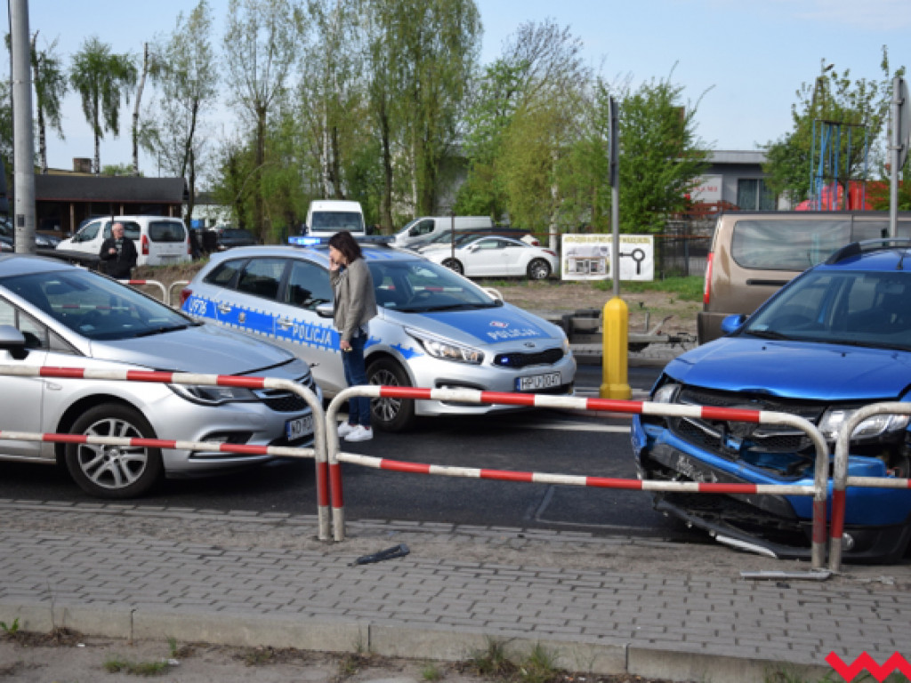 Kolizja na ulicy Kolejowej we Wrześni. W środku auta matka i małe dziecko