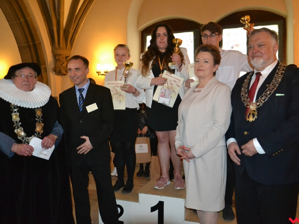 Podwójne złoto dla Roksany i brąz dla Karoliny. Uczennice ZSZ nr 2 podbijają branżowe konkursy