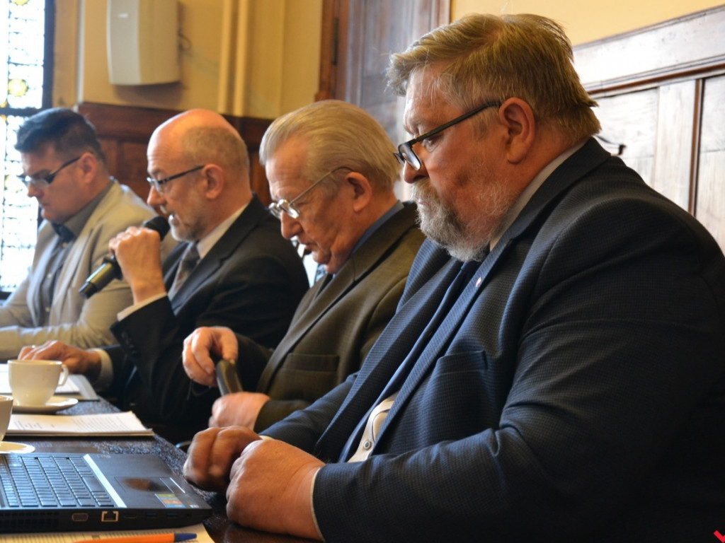 Standardowe głosowania na nadzwyczajnej sesji wrzesińskiej rady miejskiej