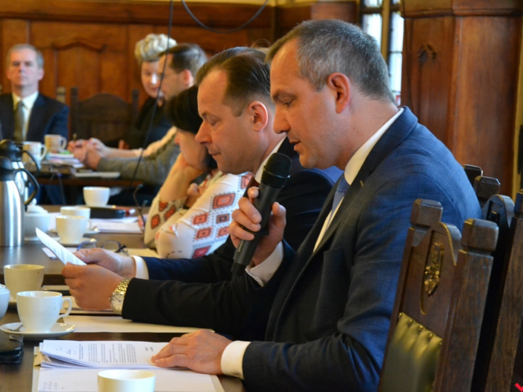 Standardowe głosowania na nadzwyczajnej sesji wrzesińskiej rady miejskiej