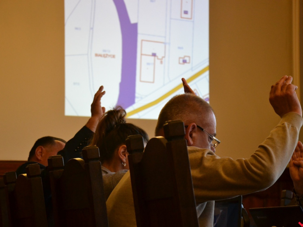 Standardowe głosowania na nadzwyczajnej sesji wrzesińskiej rady miejskiej