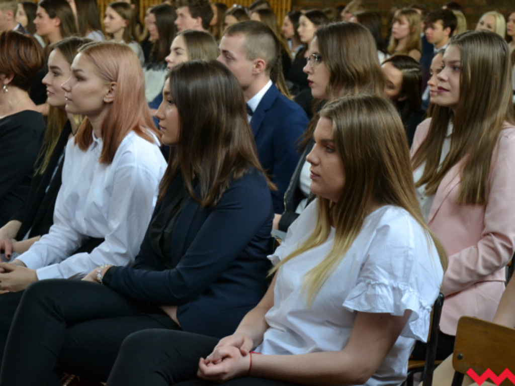 Emocjonalne pożegnanie trzecich klas w LO im. Henryka Sienkiewicza