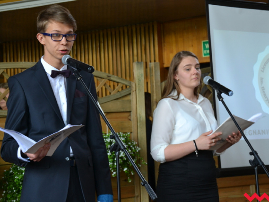 Emocjonalne pożegnanie trzecich klas w LO im. Henryka Sienkiewicza
