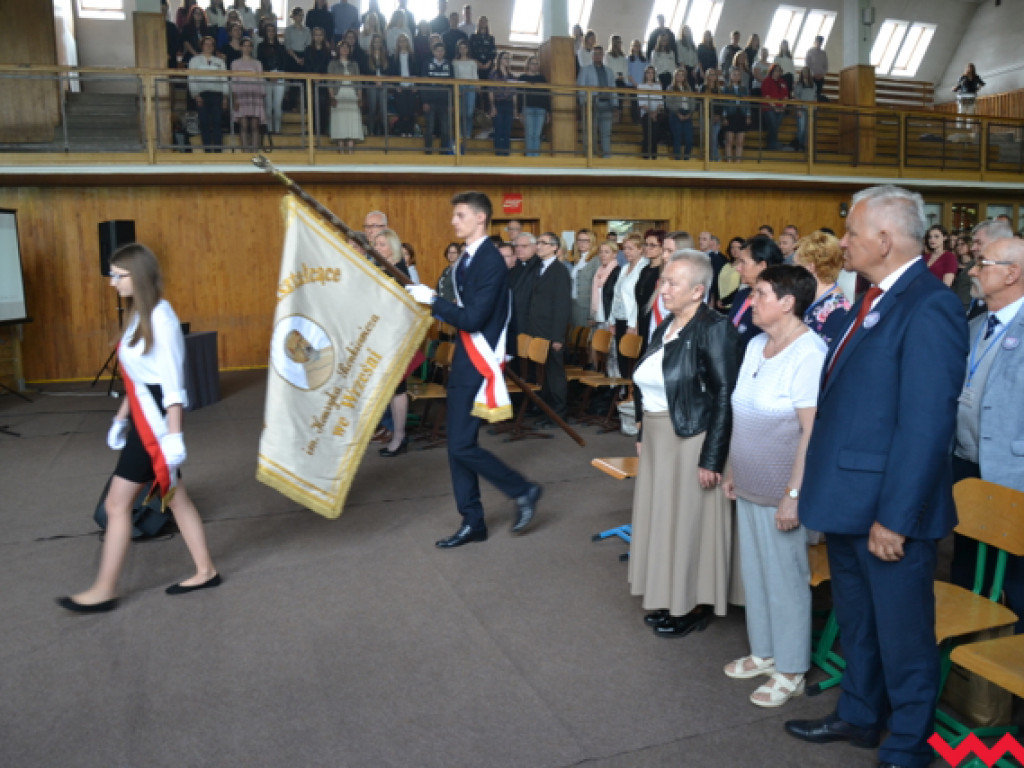 Emocjonalne pożegnanie trzecich klas w LO im. Henryka Sienkiewicza