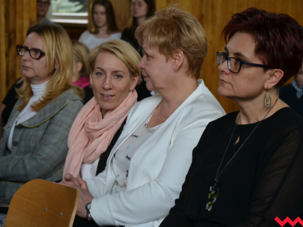 Emocjonalne pożegnanie trzecich klas w LO im. Henryka Sienkiewicza