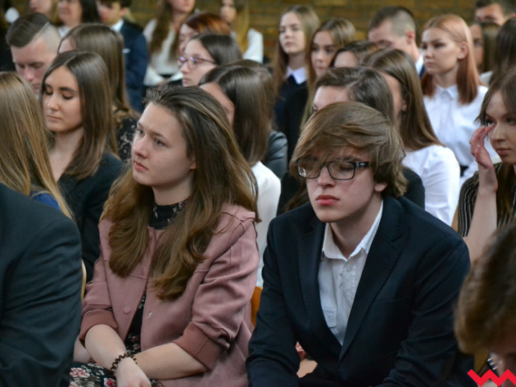 Emocjonalne pożegnanie trzecich klas w LO im. Henryka Sienkiewicza