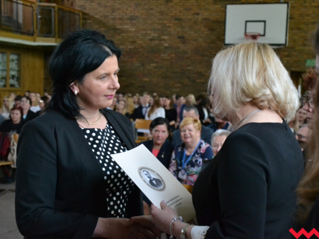 Emocjonalne pożegnanie trzecich klas w LO im. Henryka Sienkiewicza