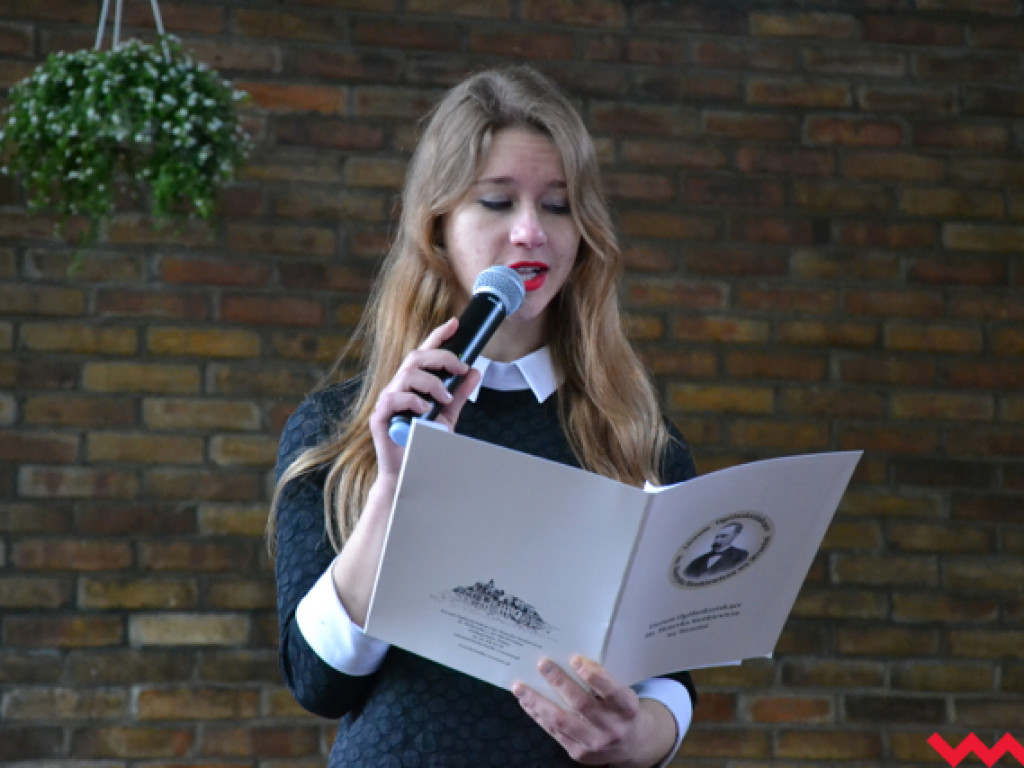 Emocjonalne pożegnanie trzecich klas w LO im. Henryka Sienkiewicza