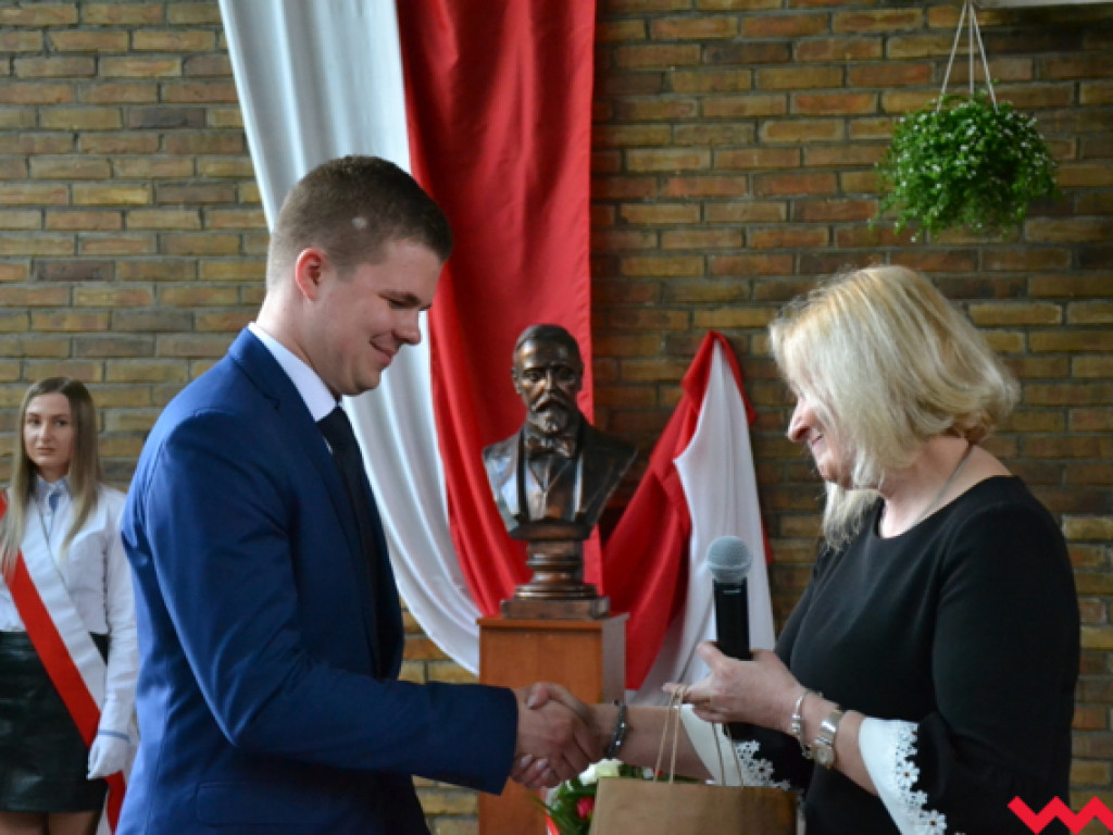 Emocjonalne pożegnanie trzecich klas w LO im. Henryka Sienkiewicza