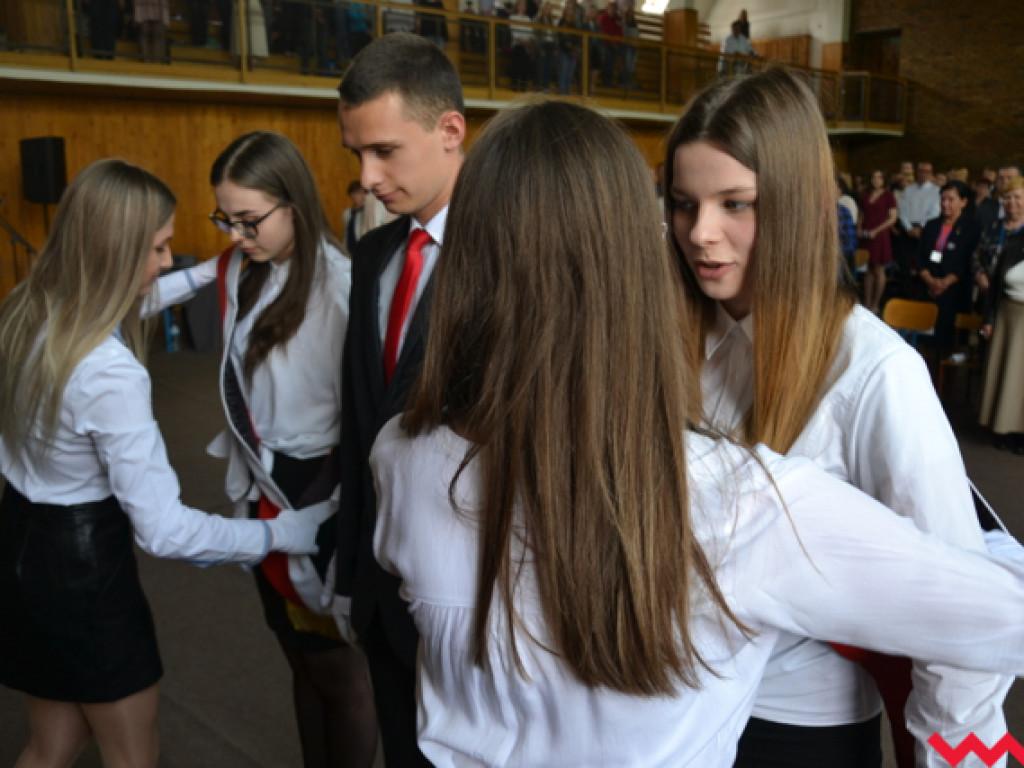 Emocjonalne pożegnanie trzecich klas w LO im. Henryka Sienkiewicza