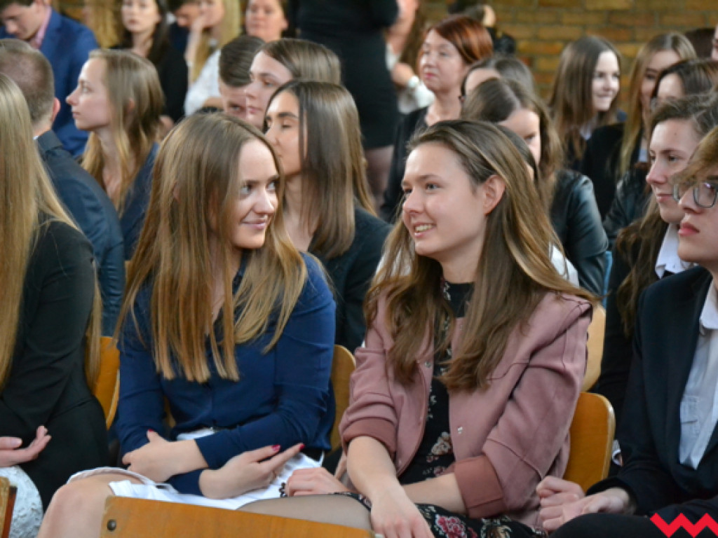 Emocjonalne pożegnanie trzecich klas w LO im. Henryka Sienkiewicza
