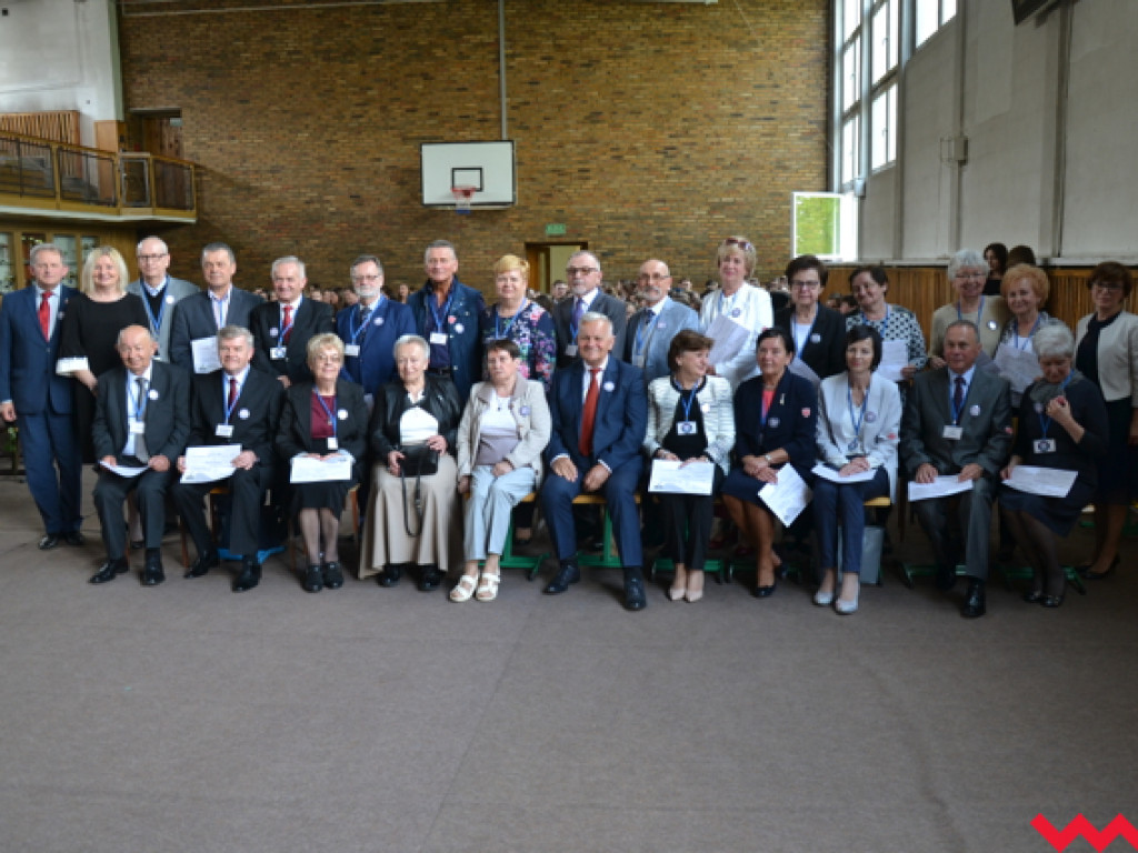 Emocjonalne pożegnanie trzecich klas w LO im. Henryka Sienkiewicza
