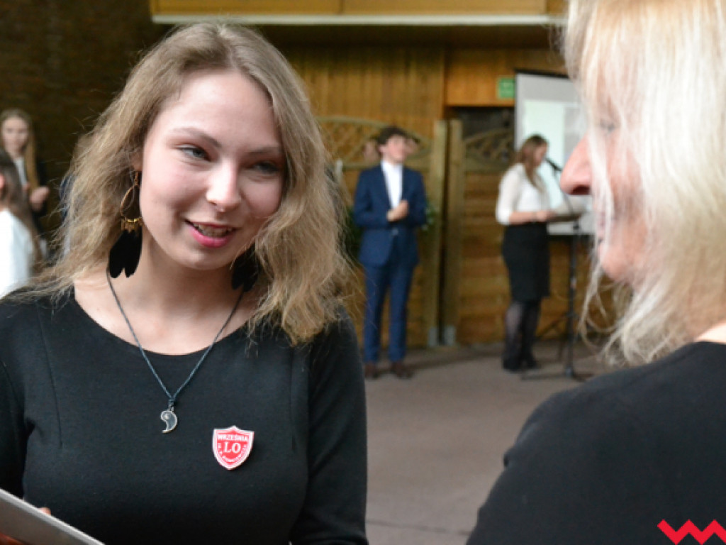 Emocjonalne pożegnanie trzecich klas w LO im. Henryka Sienkiewicza