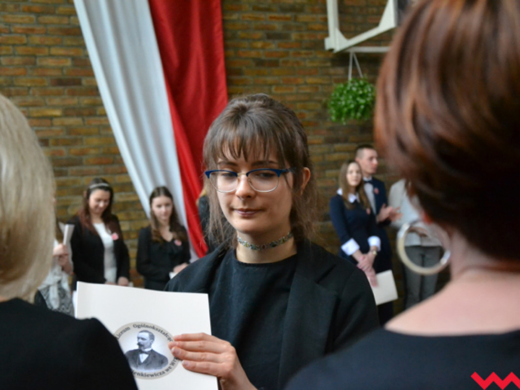 Emocjonalne pożegnanie trzecich klas w LO im. Henryka Sienkiewicza