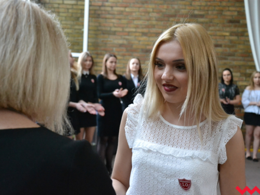 Emocjonalne pożegnanie trzecich klas w LO im. Henryka Sienkiewicza