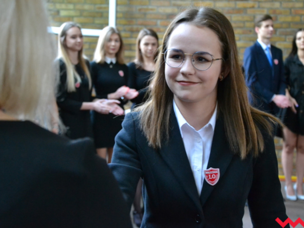 Emocjonalne pożegnanie trzecich klas w LO im. Henryka Sienkiewicza