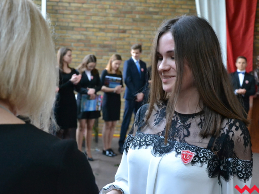 Emocjonalne pożegnanie trzecich klas w LO im. Henryka Sienkiewicza