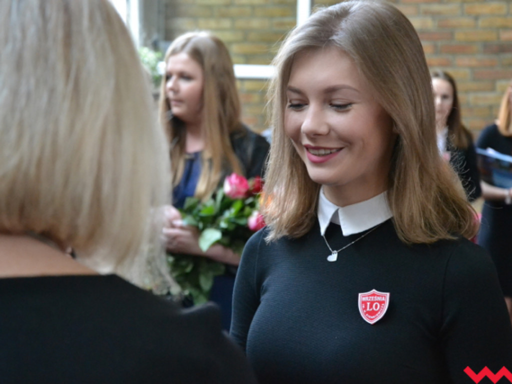 Emocjonalne pożegnanie trzecich klas w LO im. Henryka Sienkiewicza