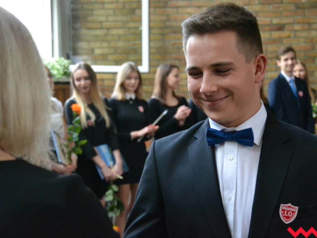 Emocjonalne pożegnanie trzecich klas w LO im. Henryka Sienkiewicza