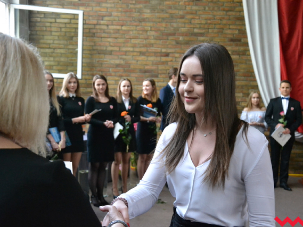 Emocjonalne pożegnanie trzecich klas w LO im. Henryka Sienkiewicza