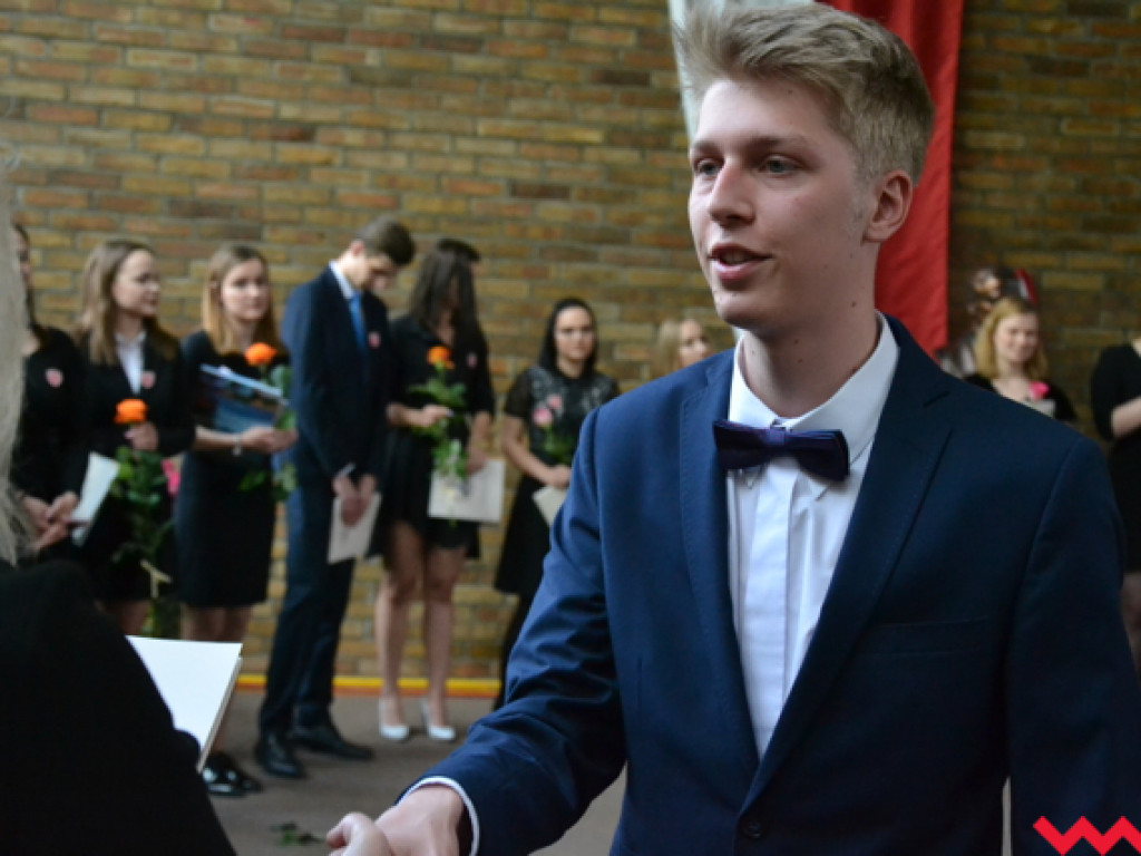 Emocjonalne pożegnanie trzecich klas w LO im. Henryka Sienkiewicza