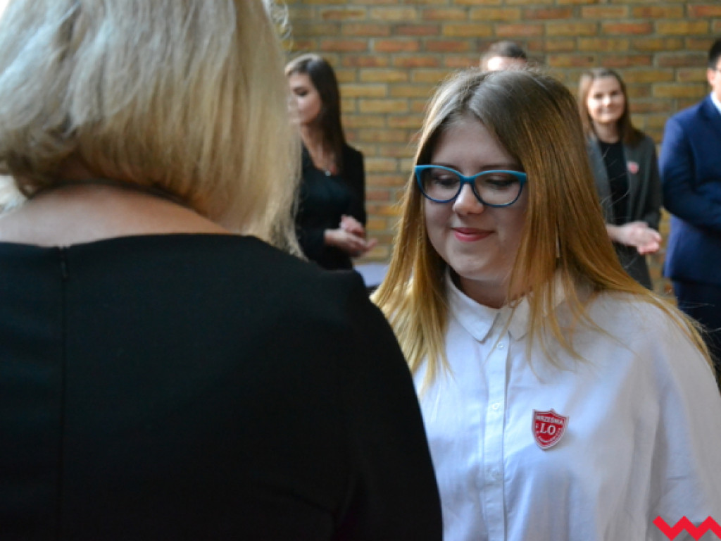 Emocjonalne pożegnanie trzecich klas w LO im. Henryka Sienkiewicza