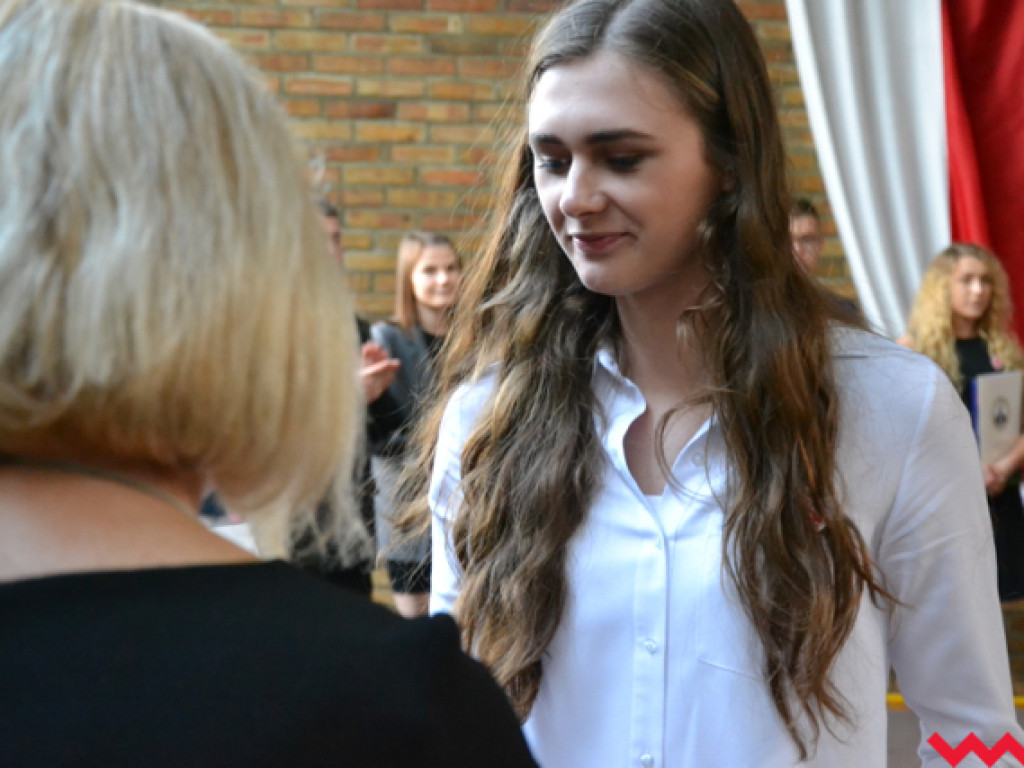 Emocjonalne pożegnanie trzecich klas w LO im. Henryka Sienkiewicza